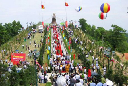 Khu tượng đài Thánh Gióng nằm trên đỉnh núi Chồng, huyện Sóc Sơn, Hà Nộ
